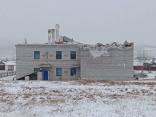 Школа без крыши на станции Ербинская в Хакасии